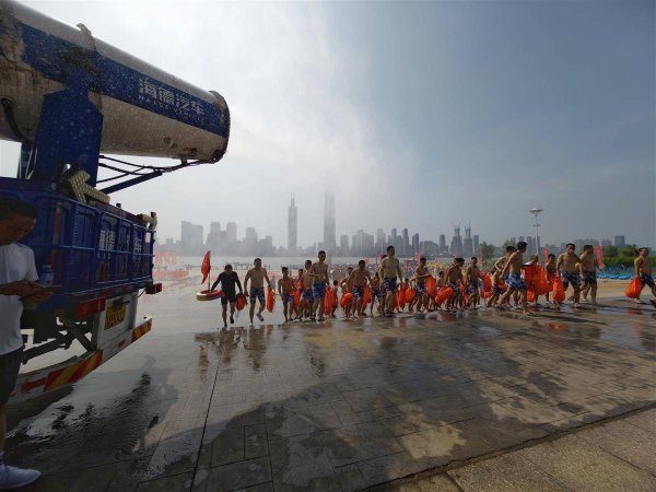 卓信宝 环卫雾炮车找到“新工作”，为渡江节送上“清凉彩虹”